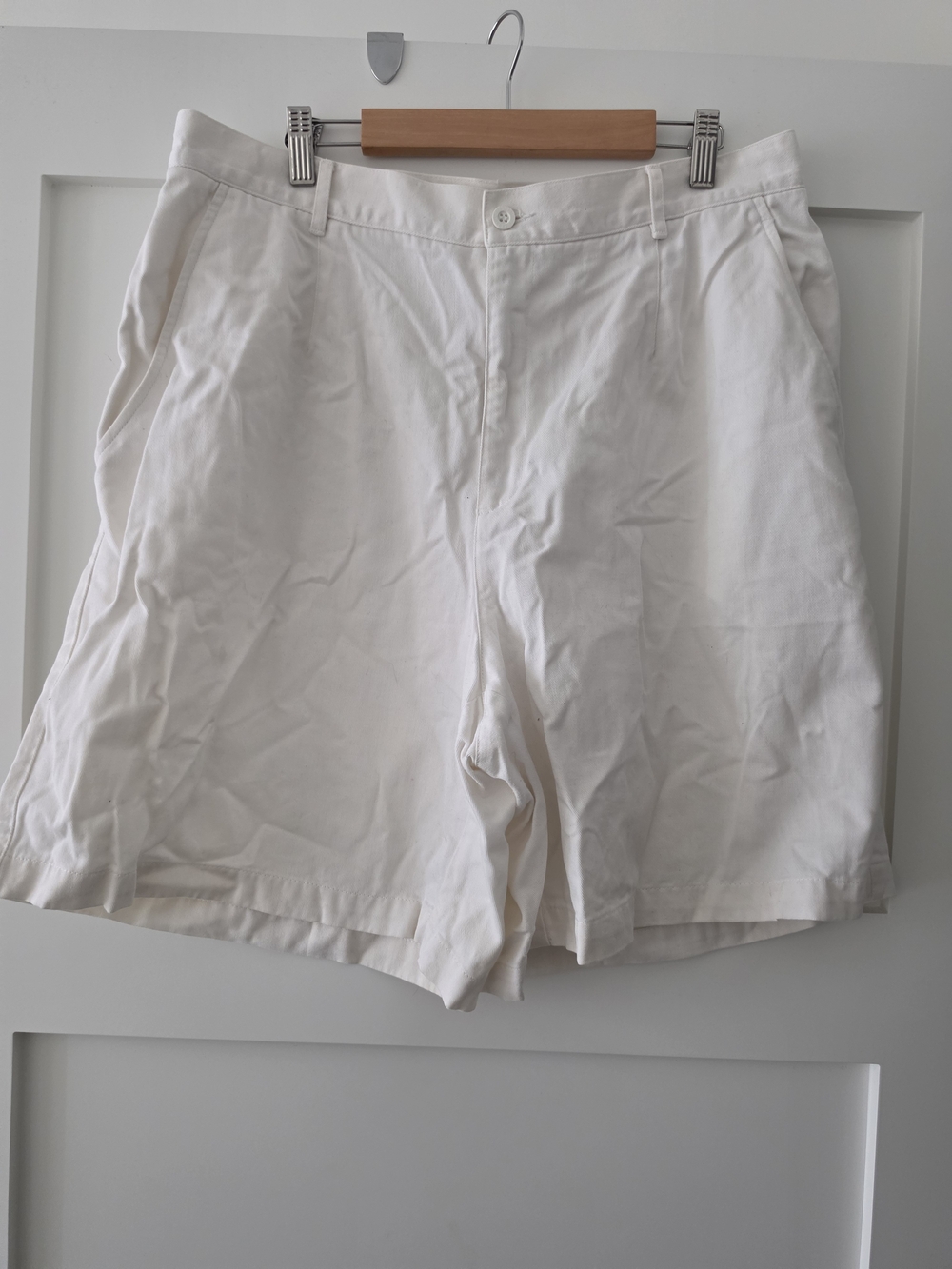 Liz Claiborne White Cotton Shorts with High Waist